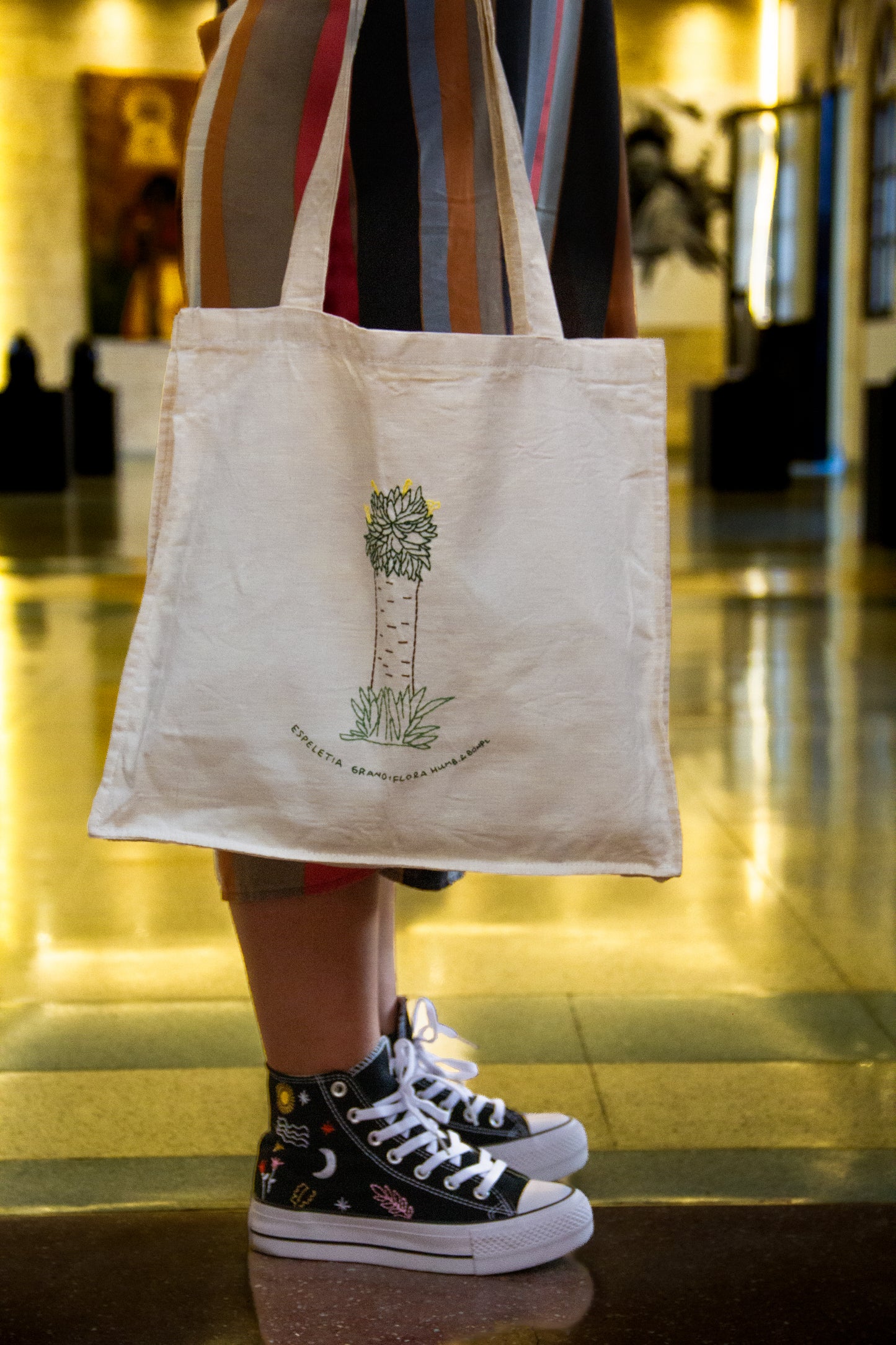 Tote bag bordada a mano