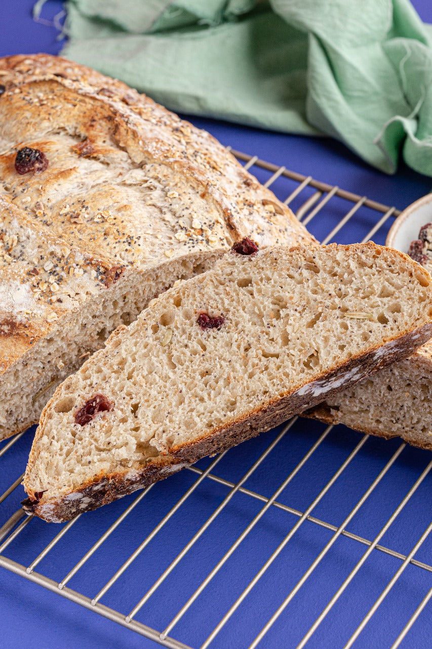 Pan masa madre de arándanos, avena y semillas de calabaza