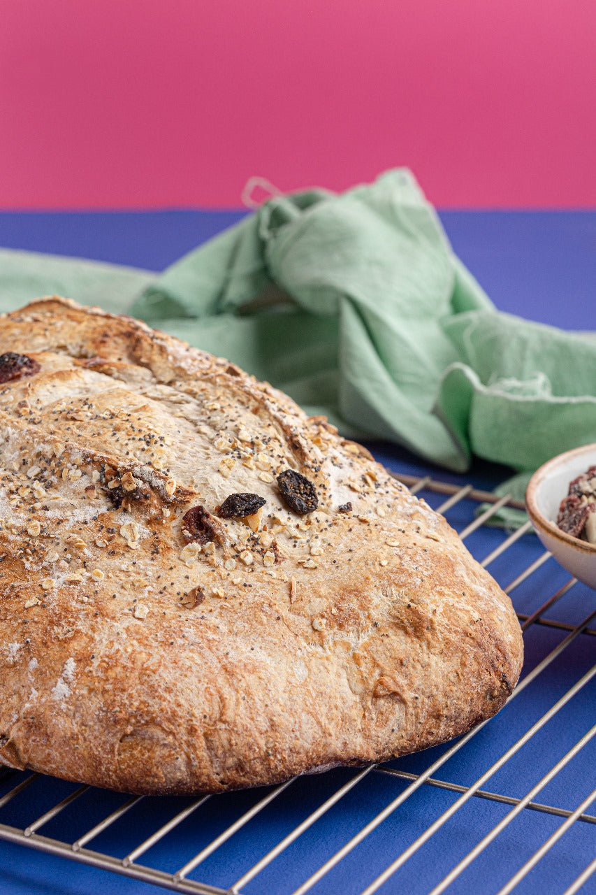 Pan masa madre de arándanos, avena y semillas de calabaza